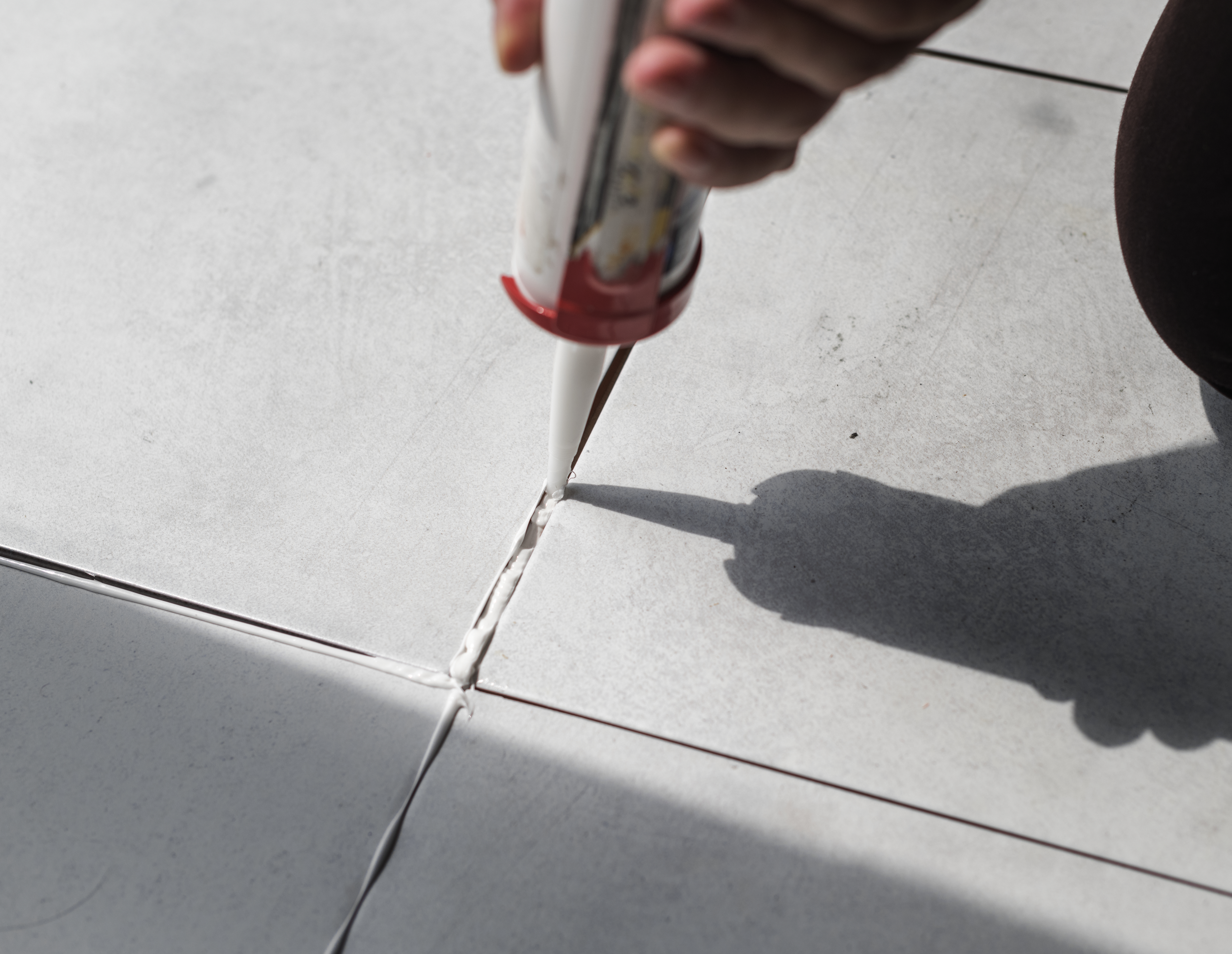 Applying grout sealant